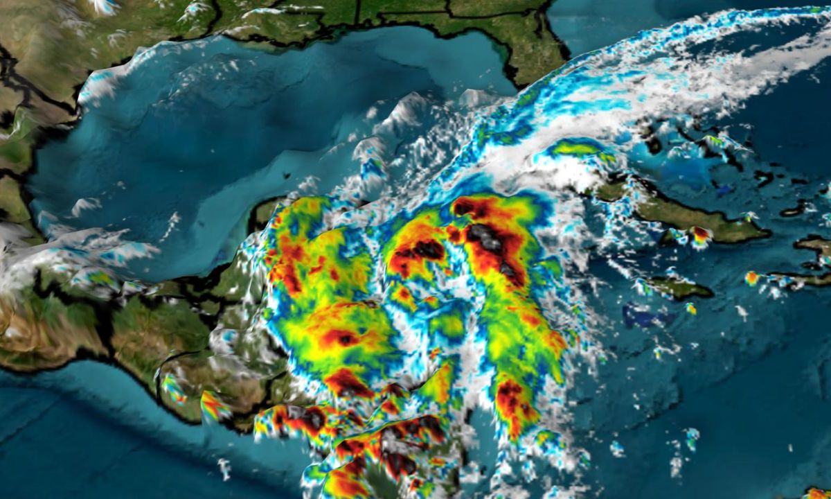 La Tormenta Tropical Nadine interaccionará con el Frente Frío número 4 y provocará lluvias torrenciales en la Península de Yucatán.