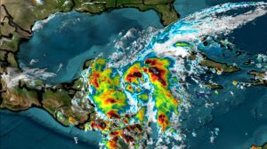 La Tormenta Tropical Nadine interaccionará con el Frente Frío número 4 y provocará lluvias torrenciales en la Península de Yucatán.