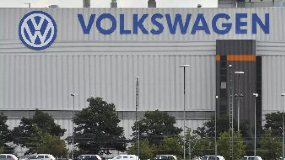 Volkswagen, planea cerrar al menos tres fábricas en Alemania y suprimir “decenas de miles” de empleos, anunció el comité de empresa ayer.