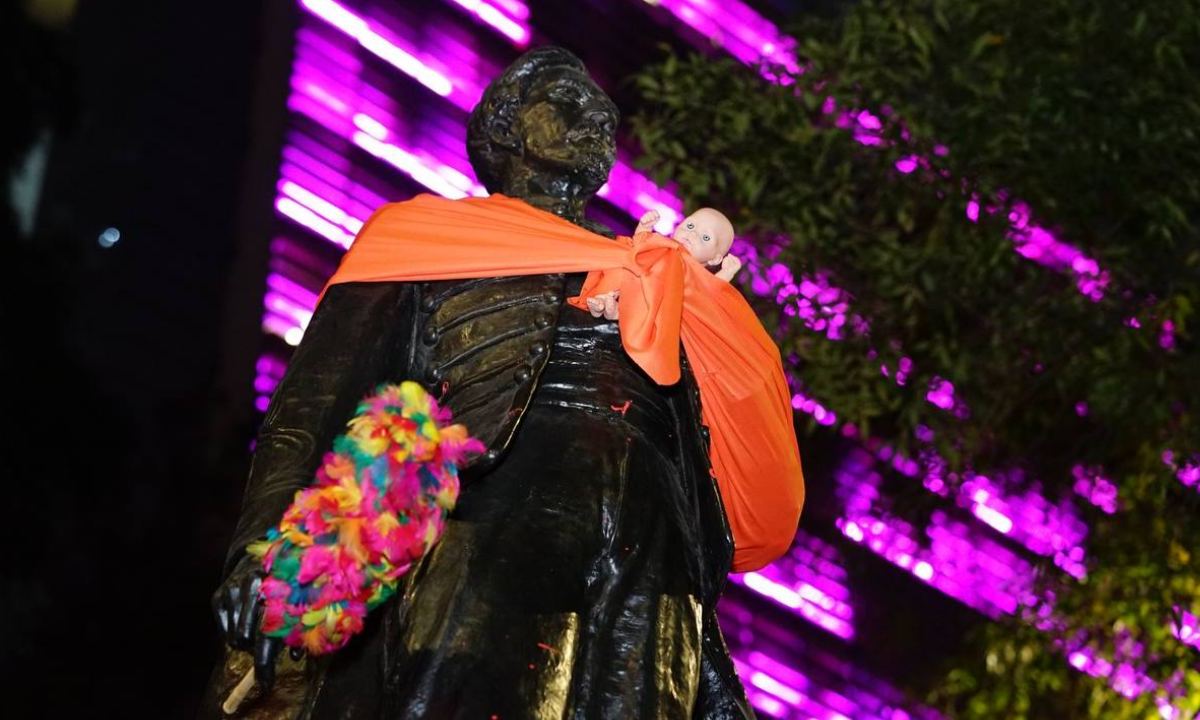 Legisladoras y concejales emecistas colocaron plumeros, trapos, sartenes y bebés en los brazos de las estatuas