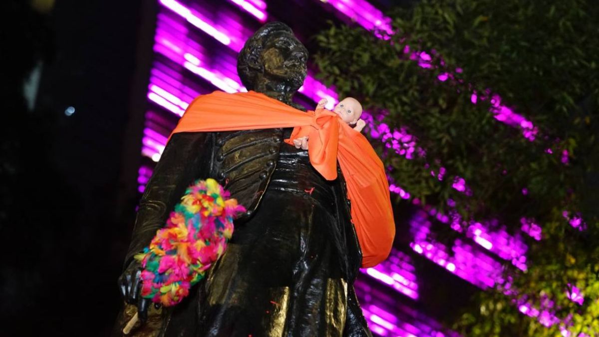 Legisladoras y concejales emecistas colocaron plumeros, trapos, sartenes y bebés en los brazos de las estatuas