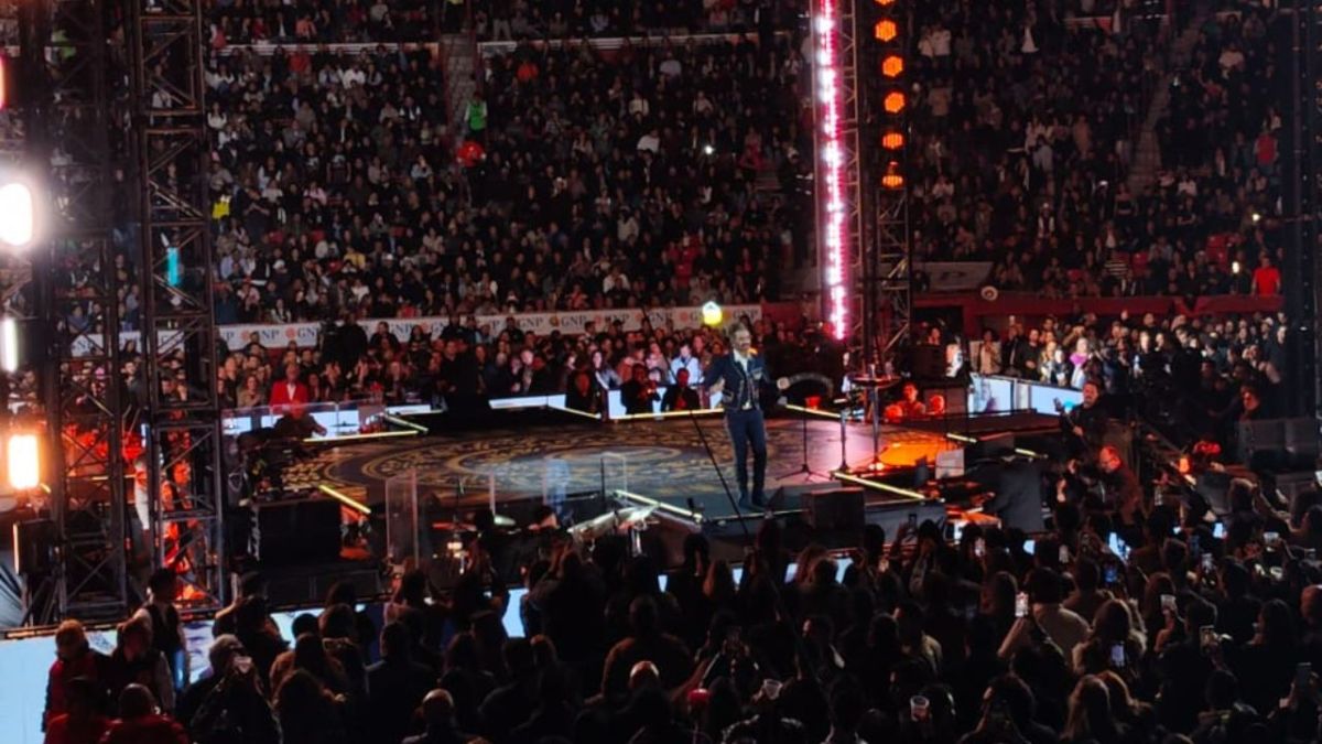 El Potrillo, Alejandro Fernández, se presentó en la Plaza de Toros para realizar un homenaje a su padre Vicente Fernández.