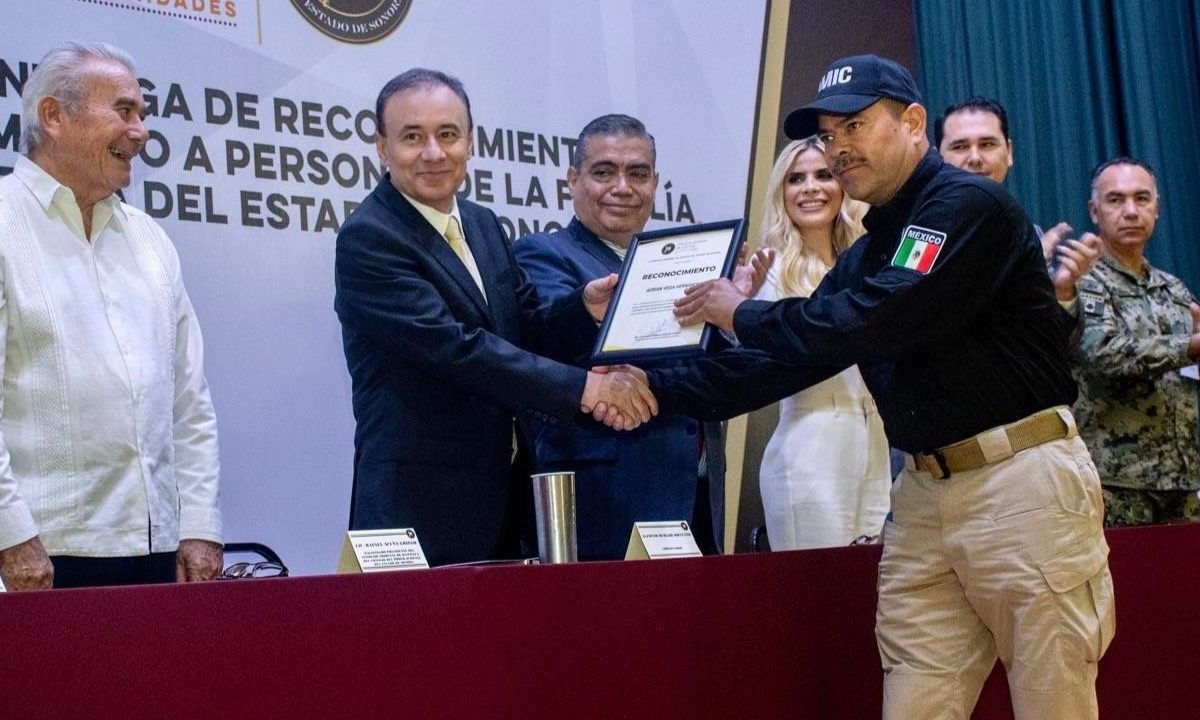 El gobernador Alfonso Durazo encabezó la ceremonia de entrega de reconocimientos, estímulos y equipamiento a personal de la FGE