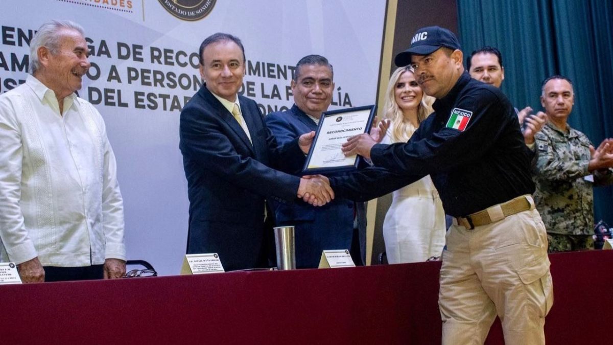 El gobernador Alfonso Durazo encabezó la ceremonia de entrega de reconocimientos, estímulos y equipamiento a personal de la FGE