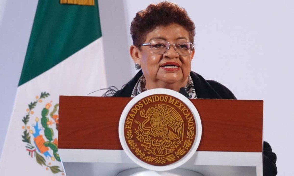 Ernestina Godoy durante una charla en la conferencia matutina de Claudia Sheinbaum