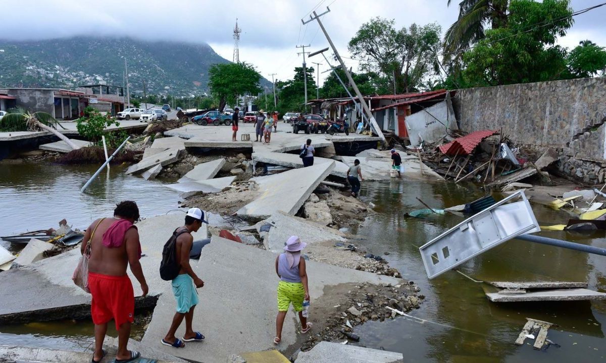 DESTROZOS. Decenas de restaurantes de la playa Revolcadero fueron arrasados por las corrientes que causó la lluvia de John, que durante varios días afectó al puerto.  