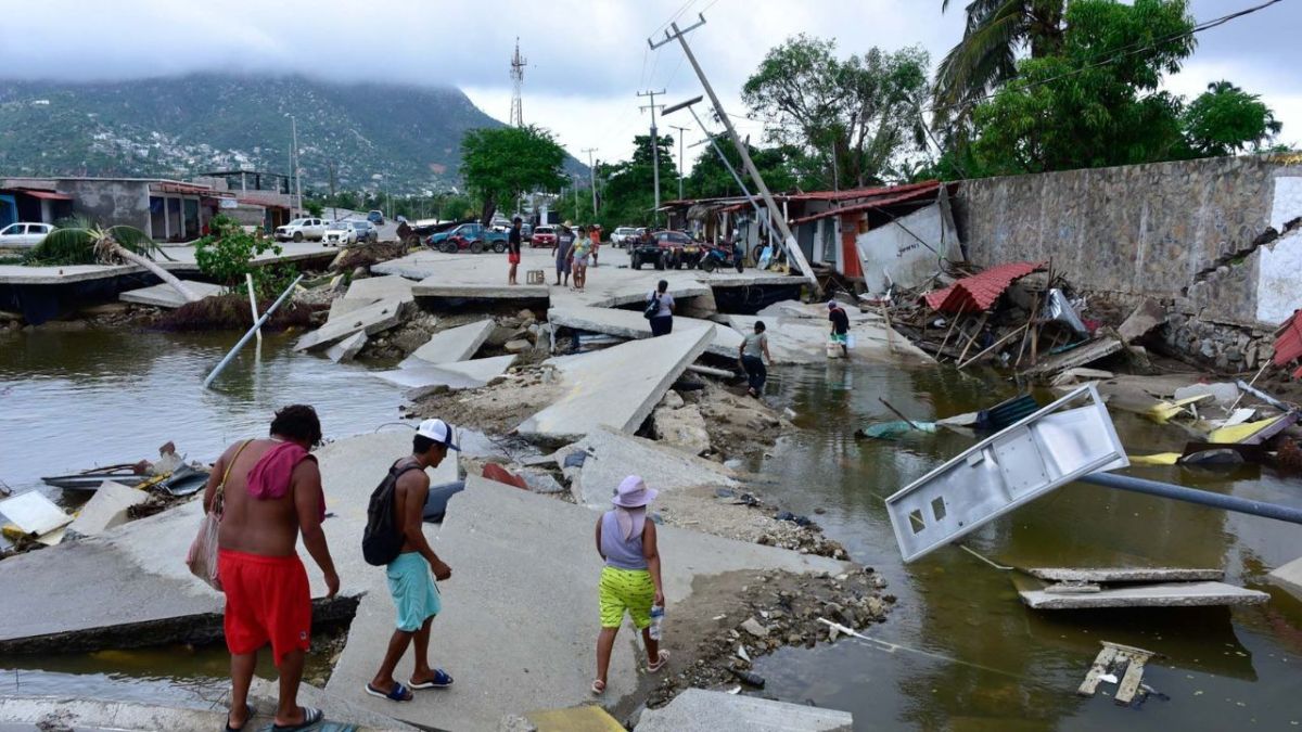 DESTROZOS. Decenas de restaurantes de la playa Revolcadero fueron arrasados por las corrientes que causó la lluvia de John, que durante varios días afectó al puerto.  