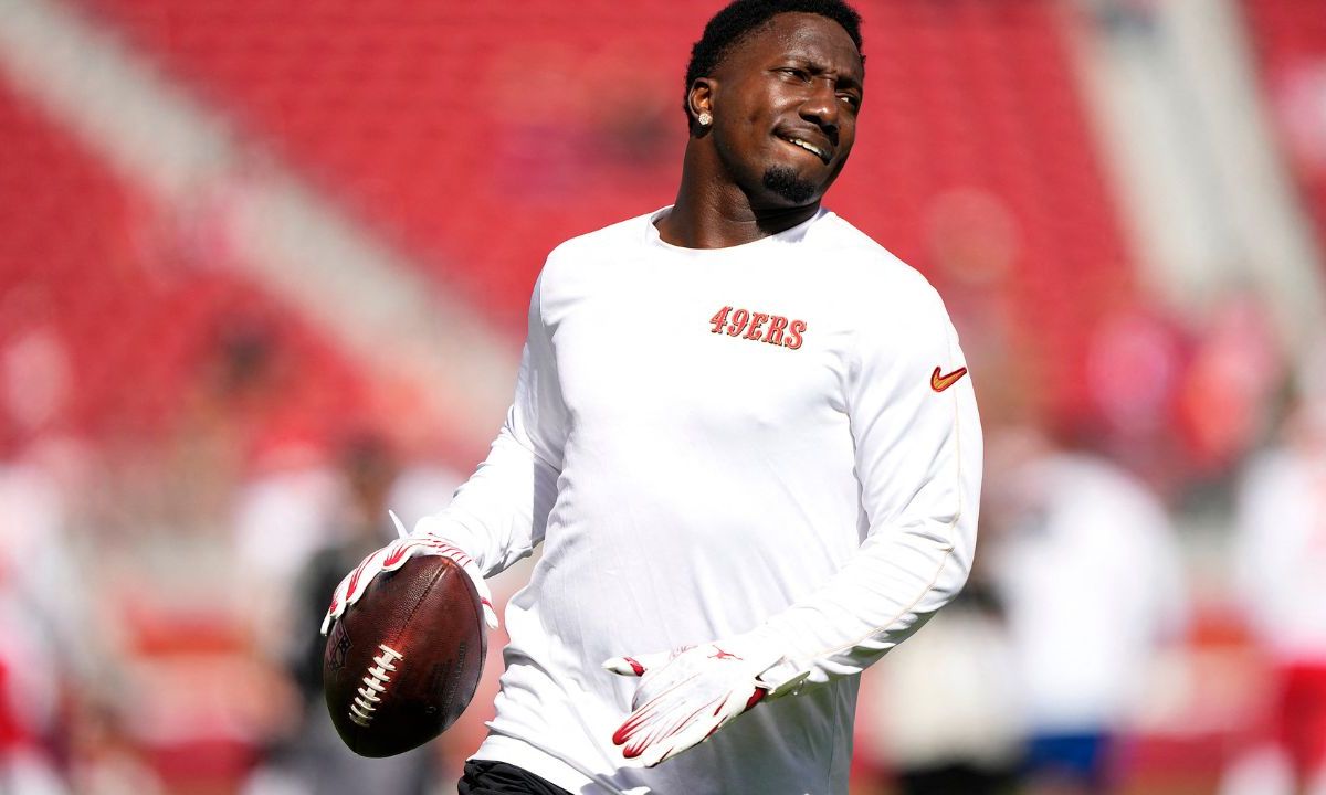 ahora el equipo de los 49ers de San Francisco reportó que Deebo Samuel fue hospitalizado debido a una neumonía