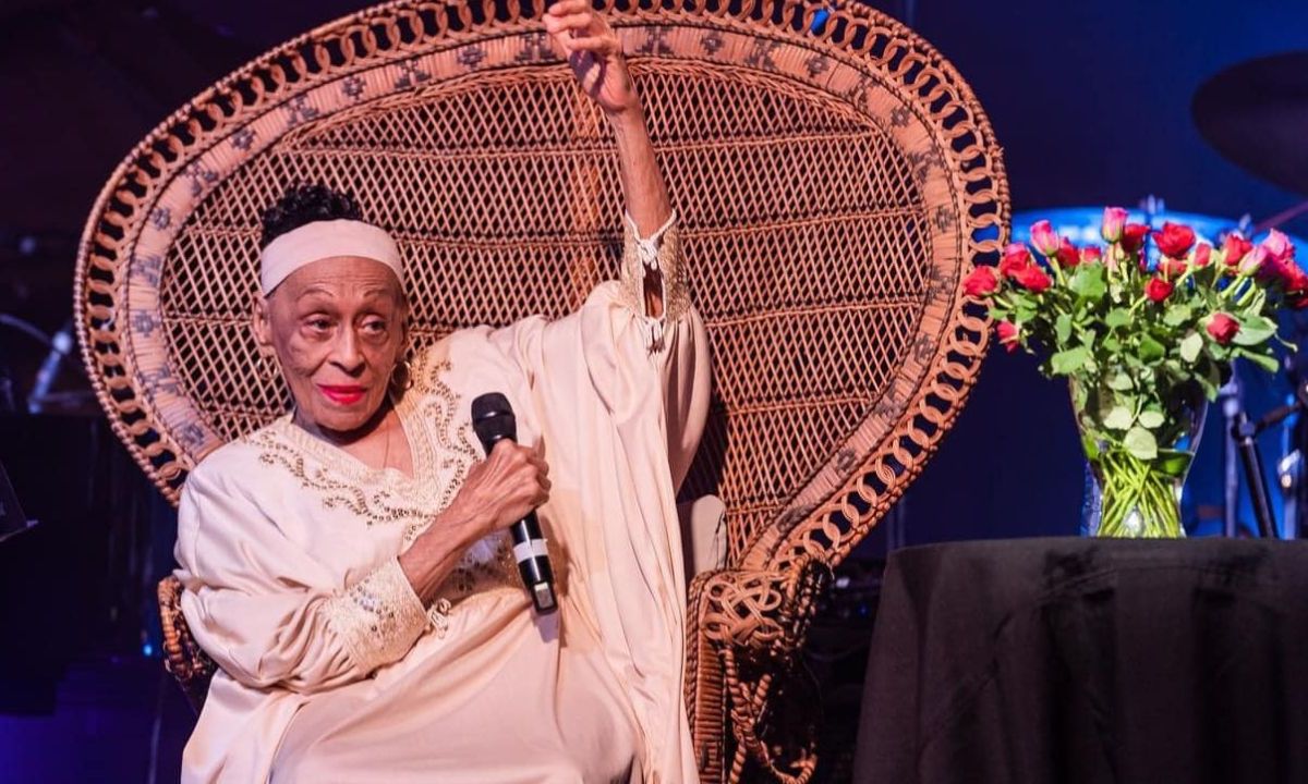 Omara Portuondo, se retirará de los escenarios a los 93 años luego de haber tenido que interrumpir una presentación en Barcelona