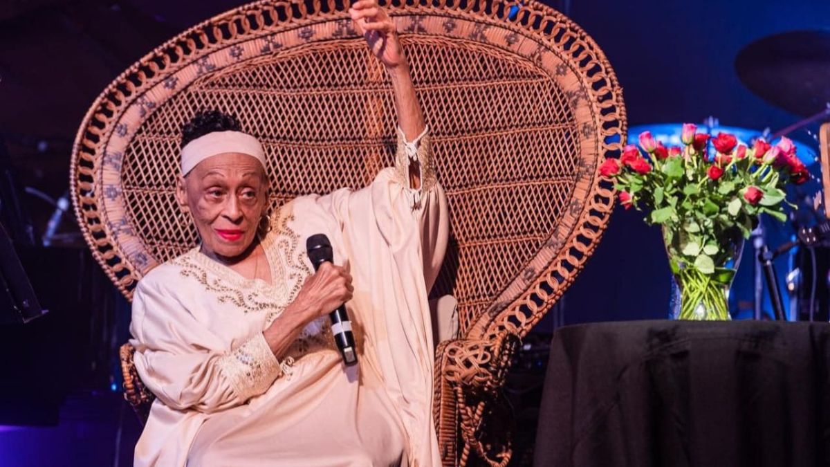 Omara Portuondo, se retirará de los escenarios a los 93 años luego de haber tenido que interrumpir una presentación en Barcelona