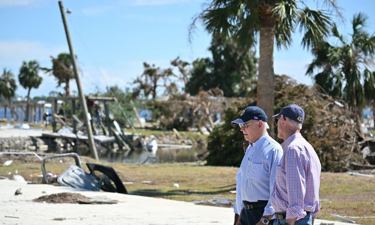 EMERGENCIA. El presidente Biden realizó visitas a los estados afectados, incluyendo un recorrido aéreo por Florida