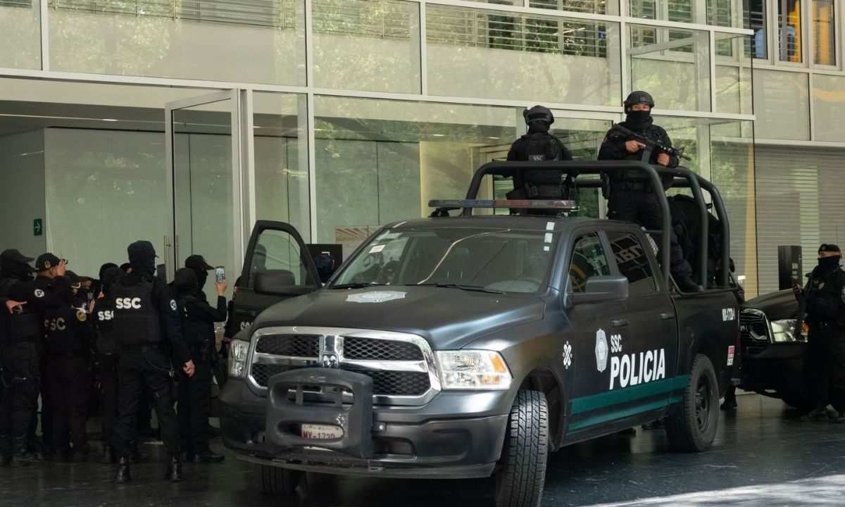 Caso. En agosto, elementos de la Policía y Fiscalía capitalinas ingresaron a un inmueble en Paseo de la Reforma 26, donde detuvieron a personas implicadas en extorsiones a través de aplicaciones móviles.