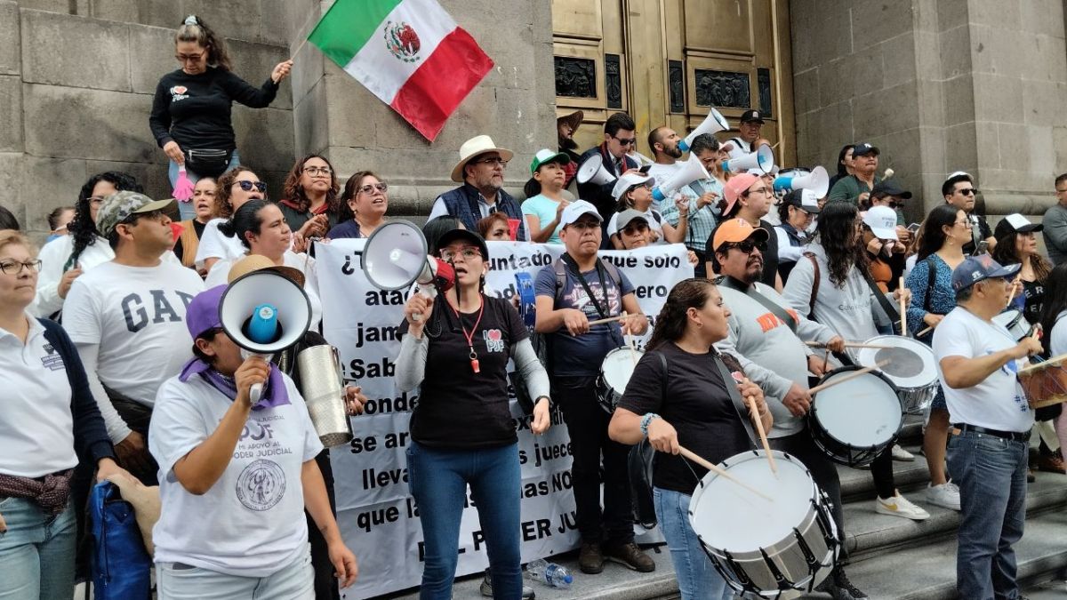 Protesta. Con batucada, altoparlantes y banderas a favor del Poder Judicial, los manifestantes se instalaron frente a la Suprema Corte de Justicia.