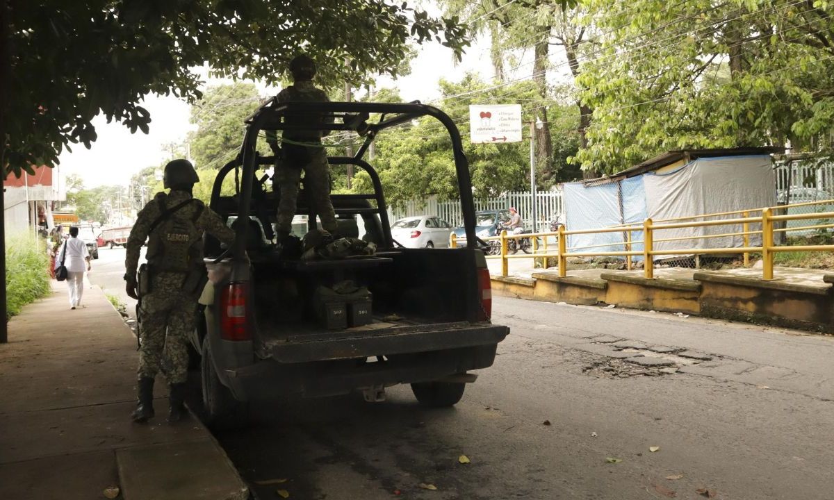 Crisis. Elementos del Ejército custodian el hospital a donde fueron trasladadas las personas lesionadas durante el incidente.