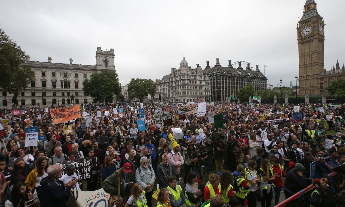 EXIGENCIA. Manifestaciones en Londres crecen en rechazo a la inmigración, evidenciando tensiones sociales y políticas.