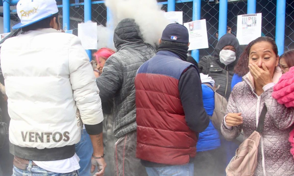 TENSIÓN. Durante la jornada, militantes inconformes que se manifestaban fueron dispersados con gas lacrimógeno.