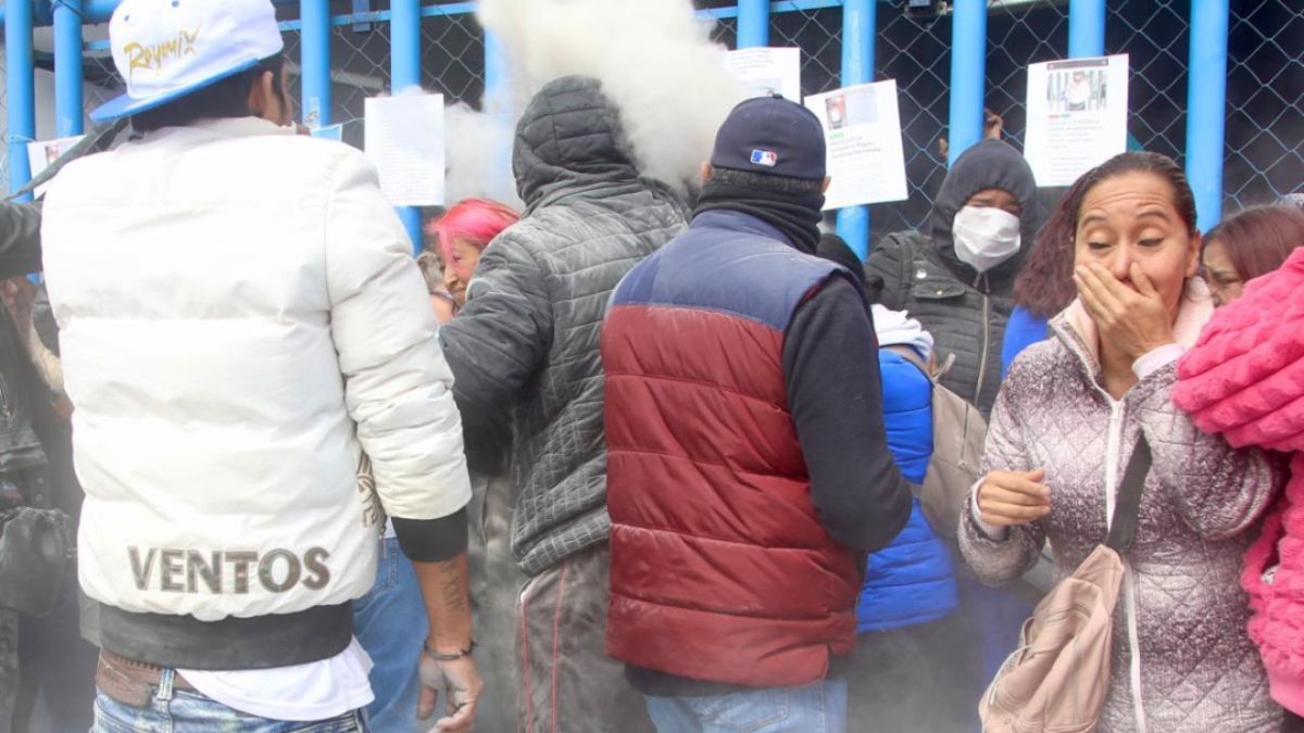 TENSIÓN. Durante la jornada, militantes inconformes que se manifestaban fueron dispersados con gas lacrimógeno.