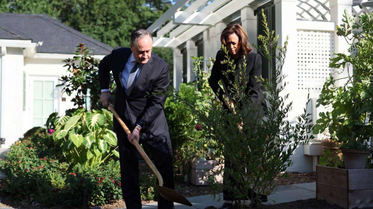 SOLEMNE. La vicepresidenta plantó un granado en el jardín de su residencia oficial, acompañada de su esposo Doug Emhoff.