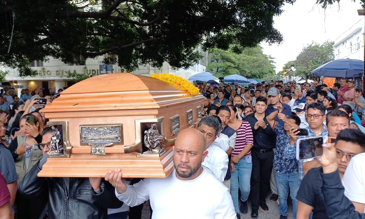 Despedida. En medio de un fuerte operativo de seguridad fueron velados los restos del alcalde Alejandro Arcos, quien fue sepultado ayer.