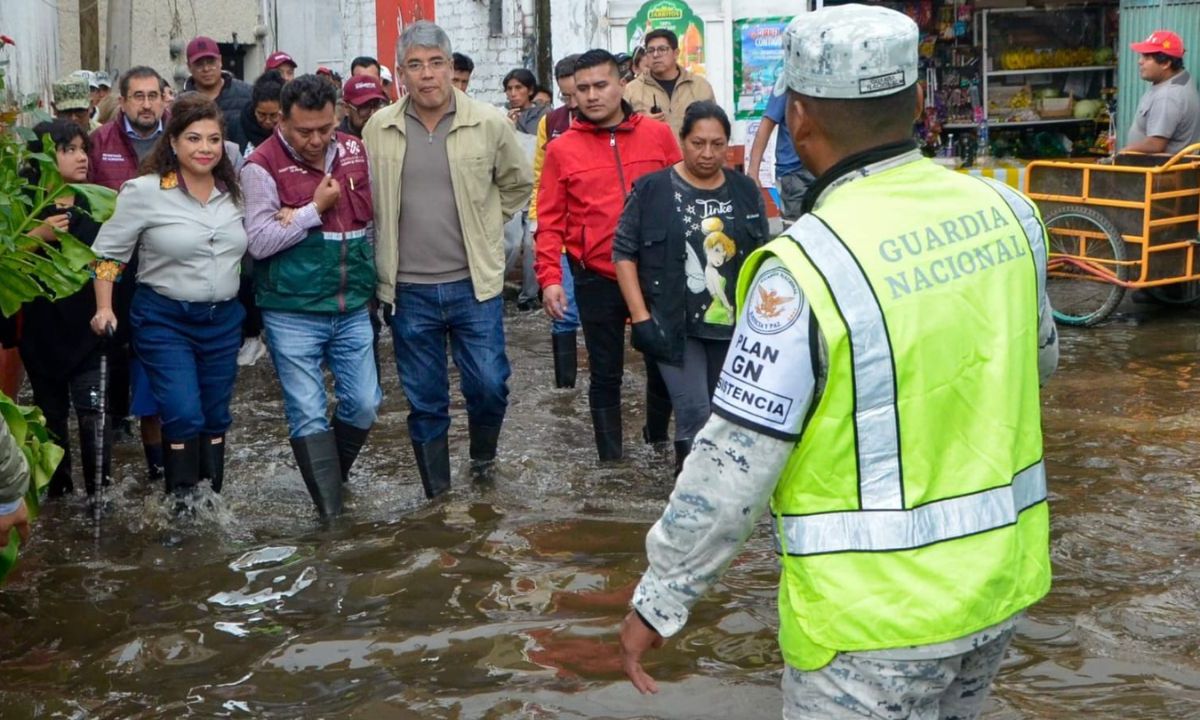 Supervisión. La jefa de Gobierno, con varios integrantes de su gabinete, recorrió calles y casas inundadas; pidió a los pobladores estar atentos ante otra eventualidad.