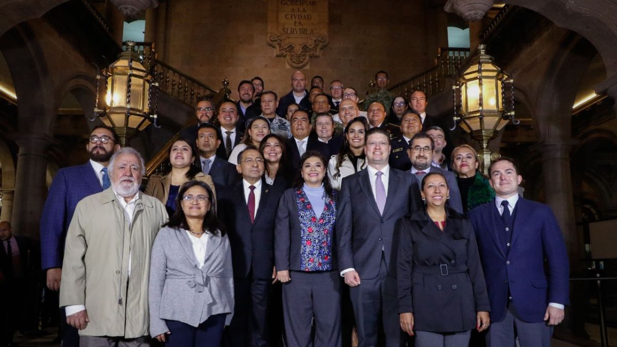 Apoyo. La jefa de Gobierno fue acompañada por alcaldes y alcaldesas, a quienes invitó a participar una vez por mes en el Gabinete de Seguridad por el bien de la población.