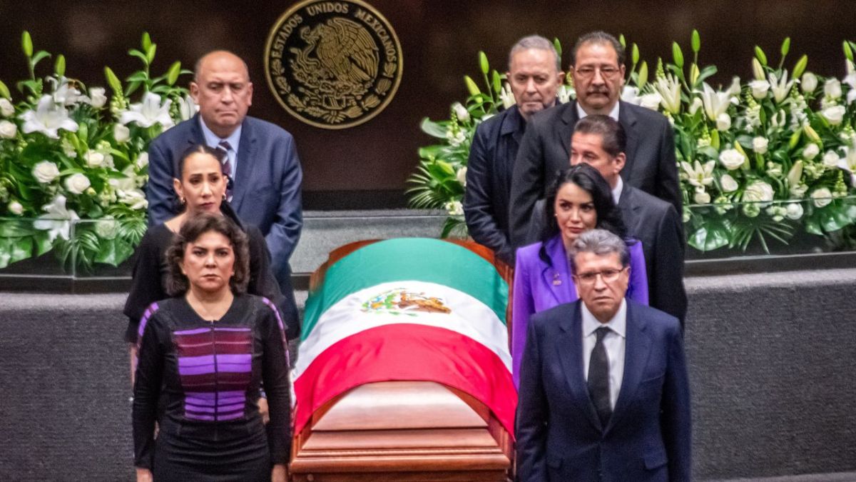 Asistencia. Entre los personajes que participaron en la guardia del homenaje de cuerpo presente estuvieron Ricardo Monreal y Ruben Moreira.