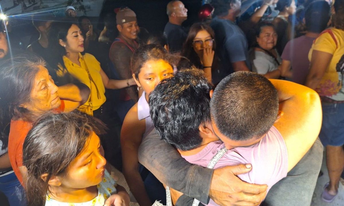 REENCUENTRO. Familiares de los hombres que trabajaban en el mar los recibieron en Puerto Progreso, en Yucatán.