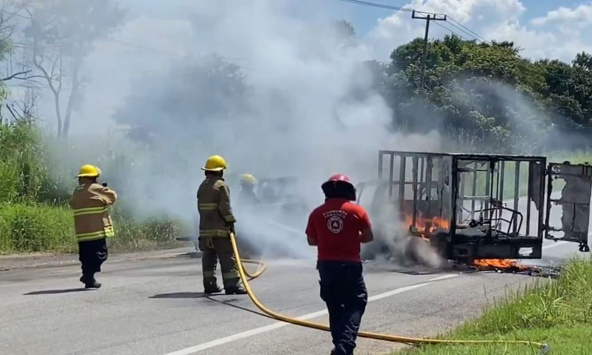 EMERGENCIA. Los bomberos acudieron a la carretera Villahermosa-Teapa para apagar un vehículo incendiado.