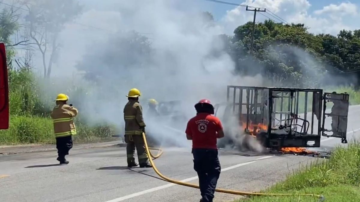 EMERGENCIA. Los bomberos acudieron a la carretera Villahermosa-Teapa para apagar un vehículo incendiado.