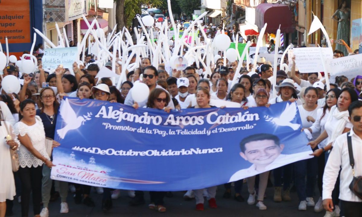 MARCHA POR LA PAZ. En la plaza cívica de Chilpancingo cientos de guerrerenses demandaron seguridad y justicia para el alcalde asesinado. 