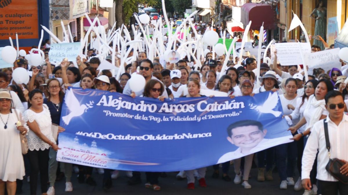 MARCHA POR LA PAZ. En la plaza cívica de Chilpancingo cientos de guerrerenses demandaron seguridad y justicia para el alcalde asesinado. 