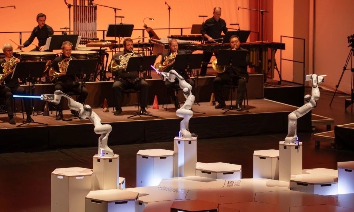 Un robot de tres brazos entrenado para imitar a un director de orquesta humano hizo su debut en la ciudad alemana de Dresde