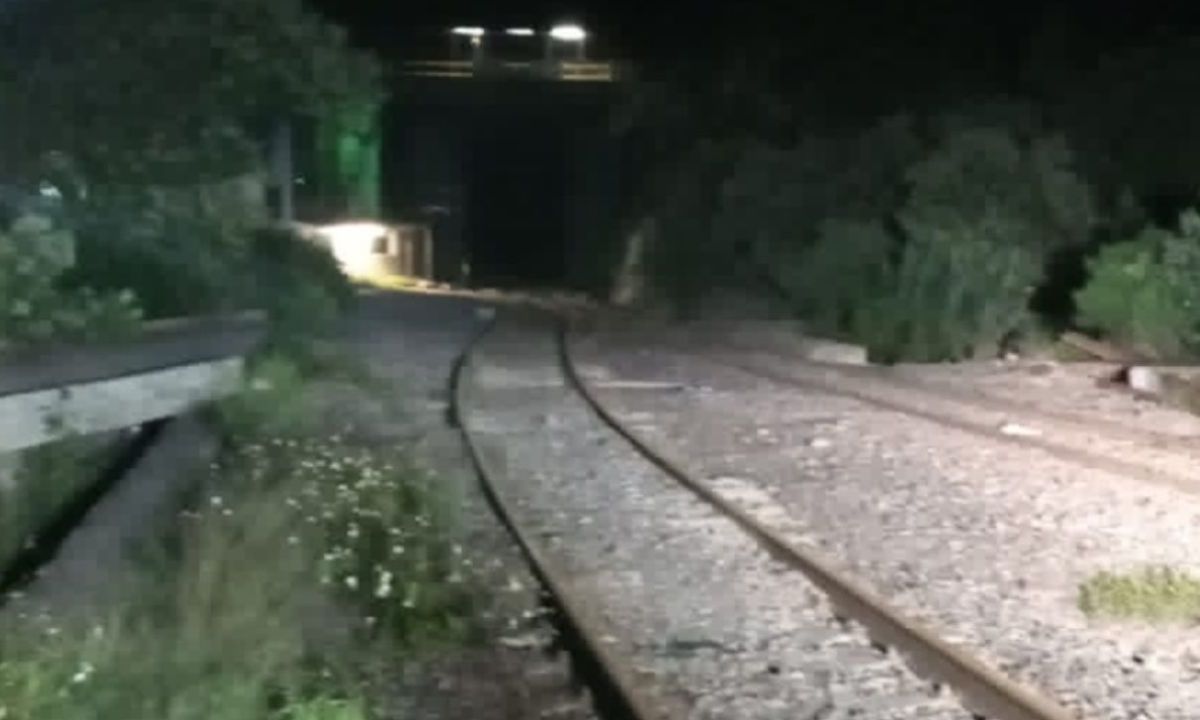 CONFLICTO. Los inconformes acusan que un ferrocarril de esa empresa tiró un tanque de agua cuando se descarriló.