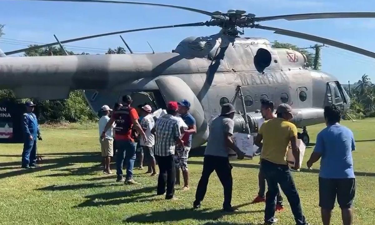 RESCATE. Se usó un helicóptero de la Marina para llevar despensas al poblado de Aguas Calientes porque la vía terrestre está destruida.