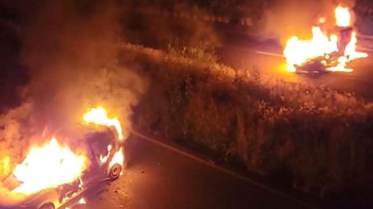 DELITO. Los presuntos normalistas quemaron dos vehículos en la sobre la carretera Morelia-Pátzcuaro en la madrugada del domingo.