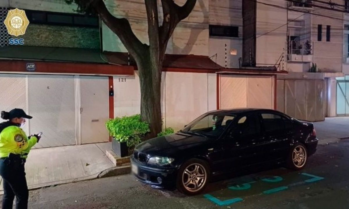 Sanciones. Policías aplicaron multas en la colonia Ciudad de los Deportes, alcaldía Benito Juárez, por estacionarse en lugares prohibidos. 