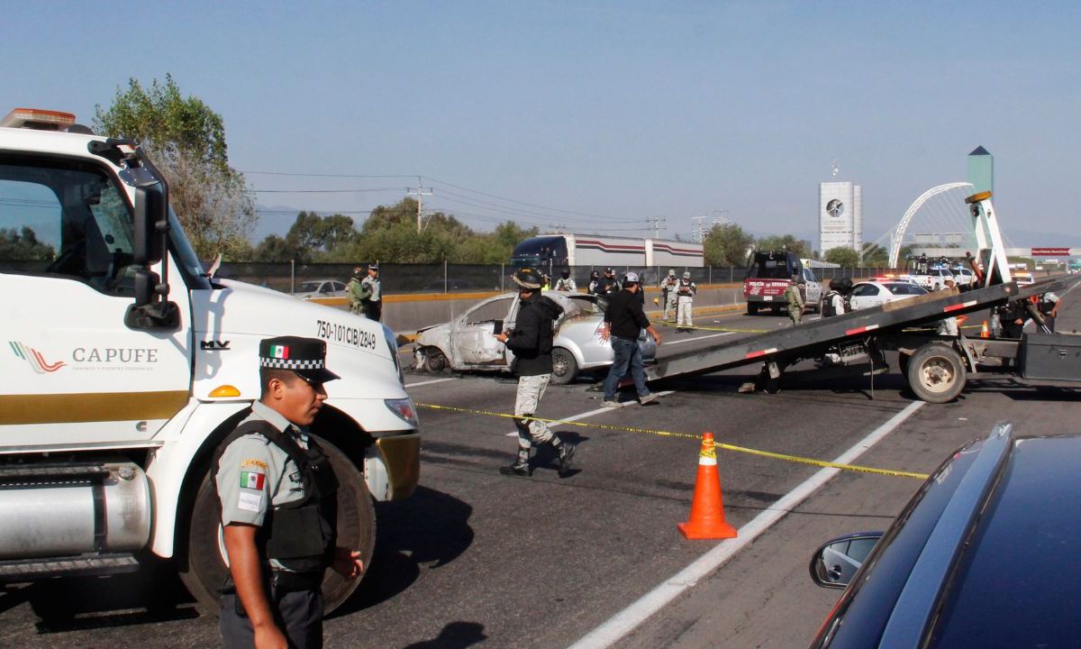 VIOLENCIA. El auto completamente incinerado contenía los cadáveres embolsados; extraoficialmente se dijo que primero fueron asesinados.