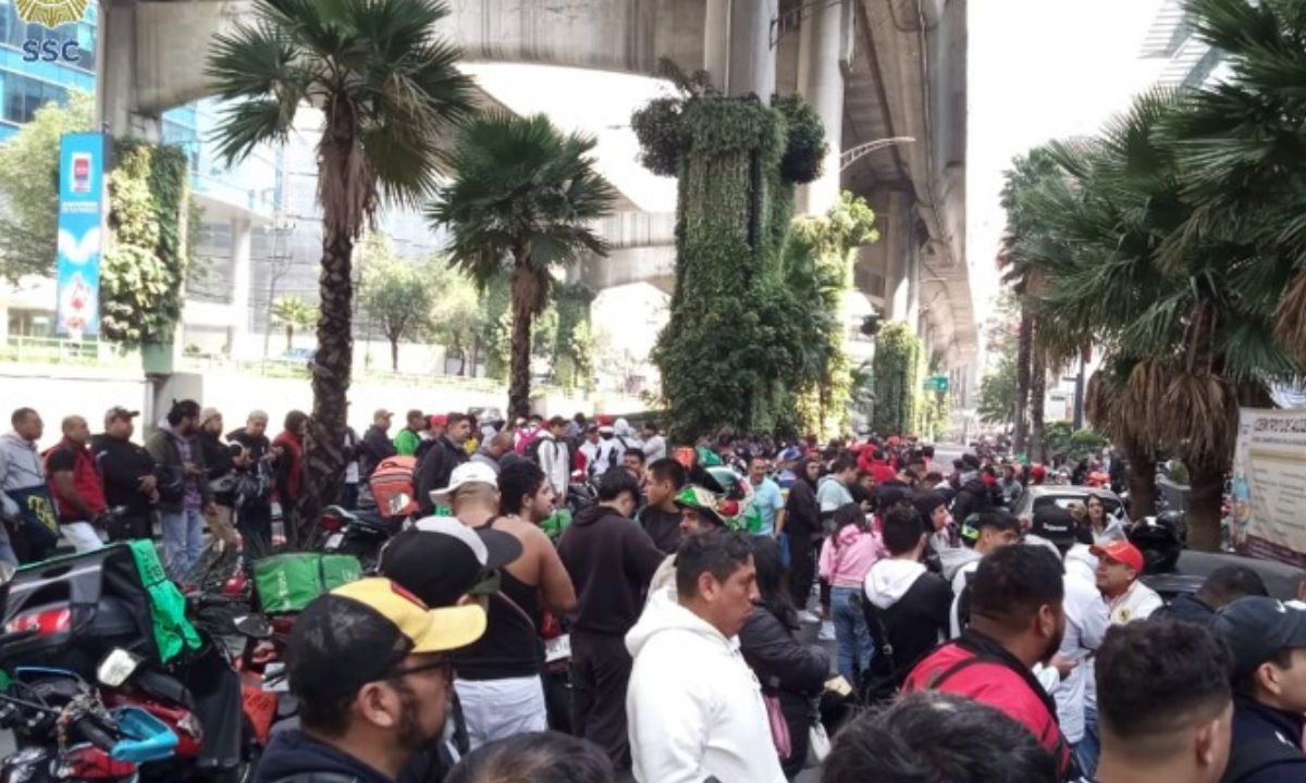 Protesta. Los inconformes bloquearon la lateral de Periférico a la altura de Las Flores Norte.