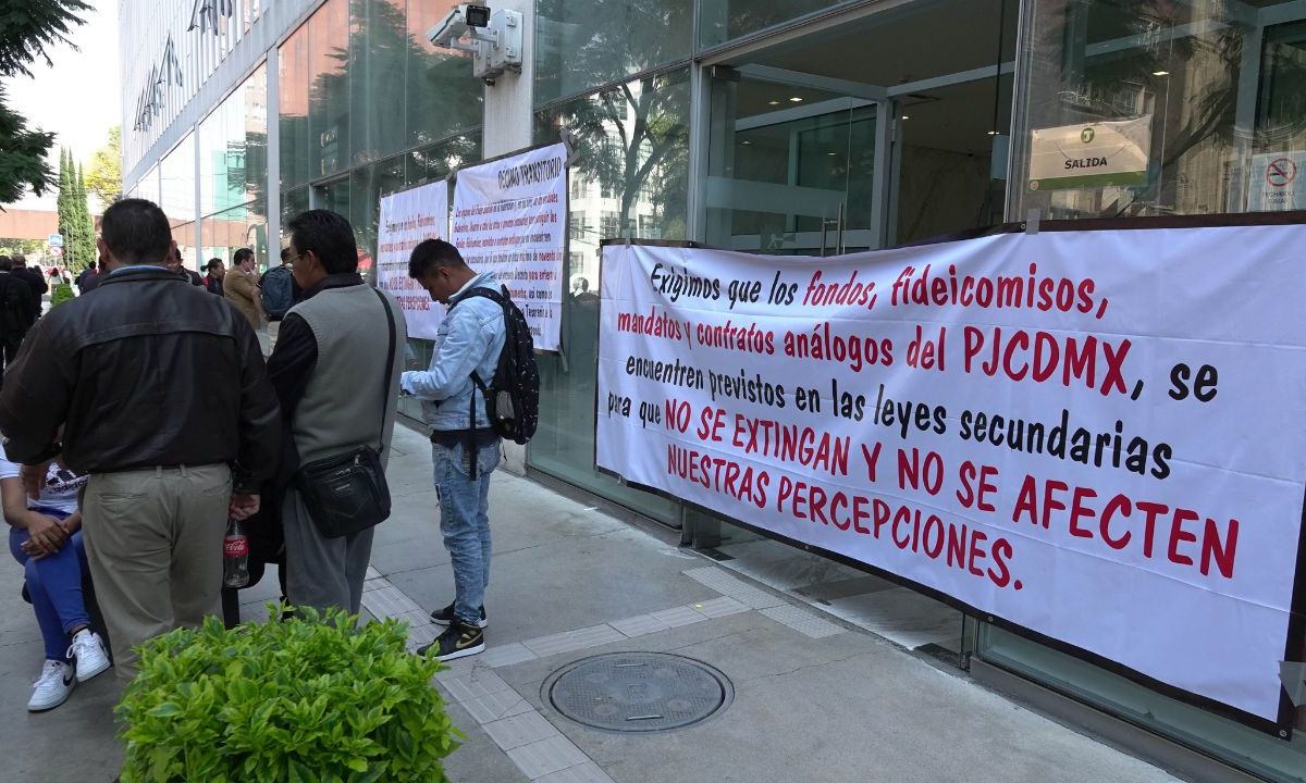 Movilizaciones. En solidaridad con los trabajadores del Poder Judicial Federal, integrantes del PJ de la Ciudad de México pararon labores ayer para exigir al gobierno que se respeten los fideicomisos.