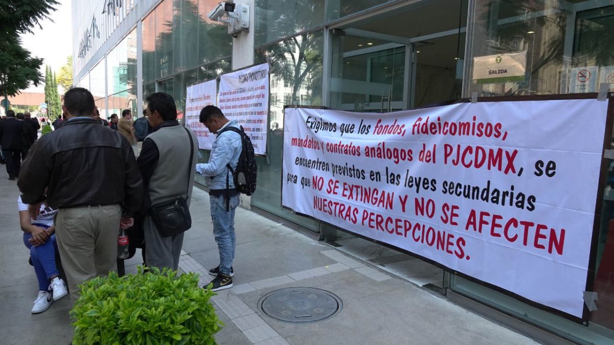 Movilizaciones. En solidaridad con los trabajadores del Poder Judicial Federal, integrantes del PJ de la Ciudad de México pararon labores ayer para exigir al gobierno que se respeten los fideicomisos.