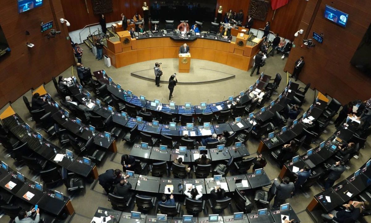 Fast Track. La iniciativa que busca cambiar el Artículo Primero de la Constitución se anunció ayer, irá a comisiones hoy y se prevé sea aprobada mañana en el Pleno. 