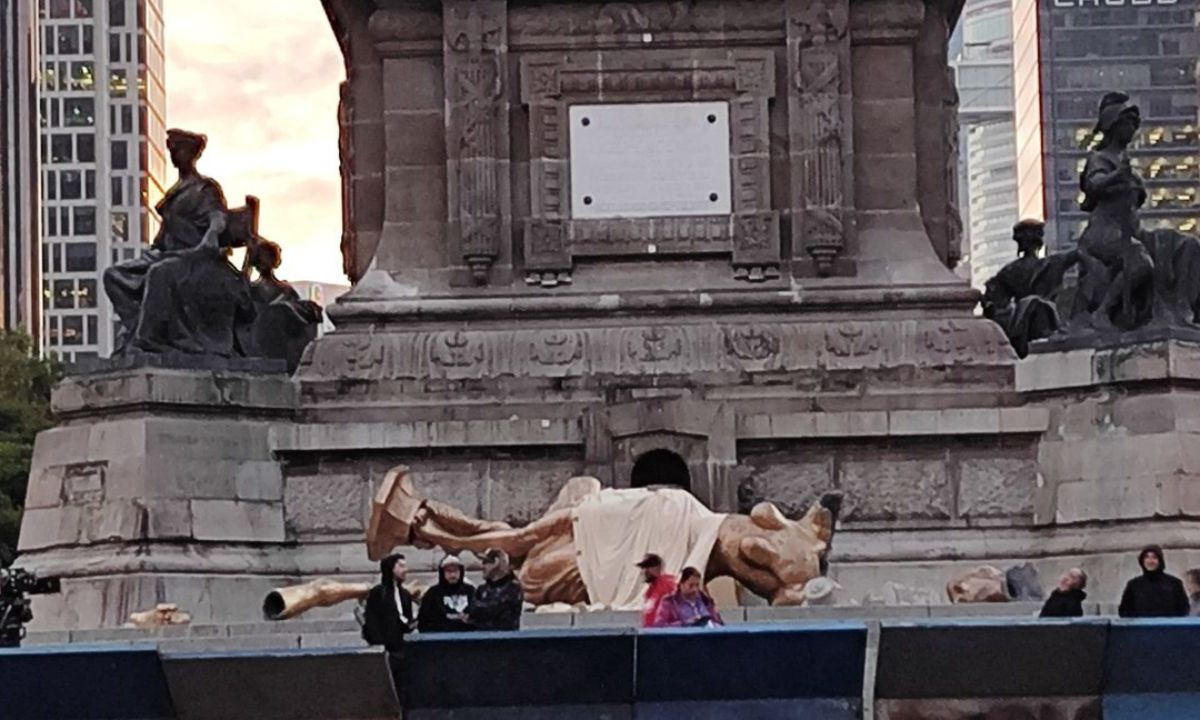 Escenario. Internautas compartieron videos sobre lo que parecía una pieza del monumento en el suelo, pero en realidad era una réplica de espuma.