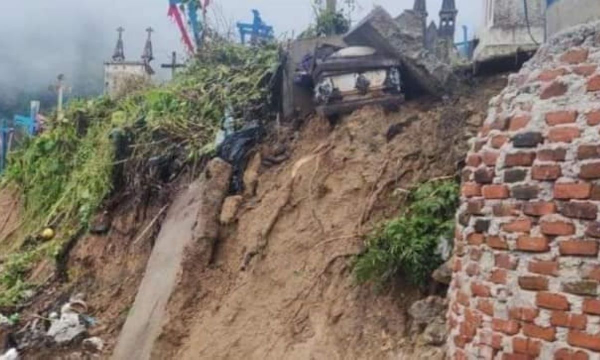 SUSTO. Los ataúdes quedaron expuestos luego del desgajamiento del cementerio.