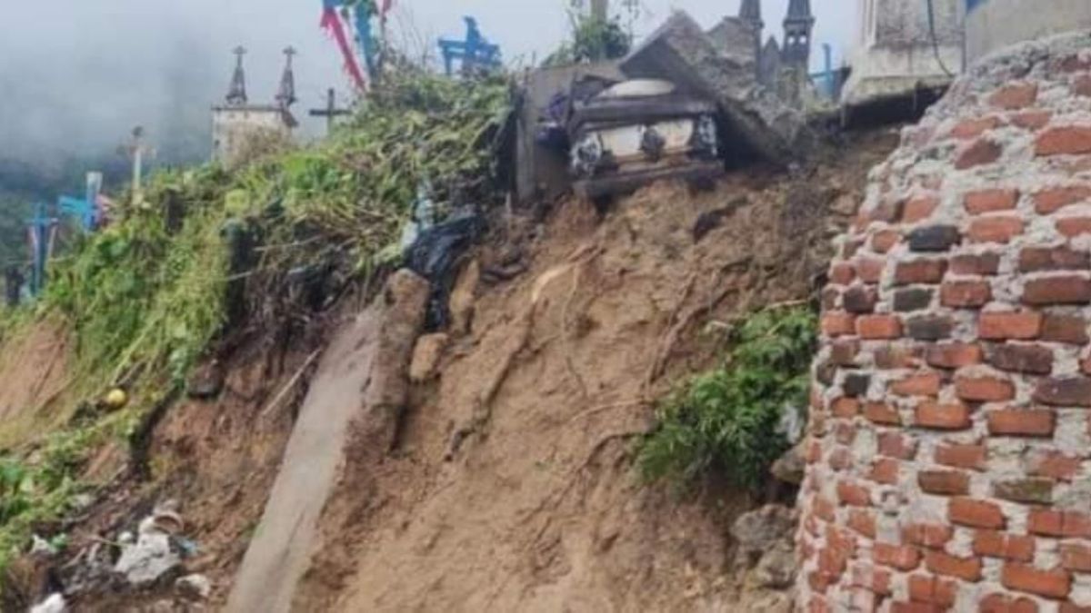 SUSTO. Los ataúdes quedaron expuestos luego del desgajamiento del cementerio.