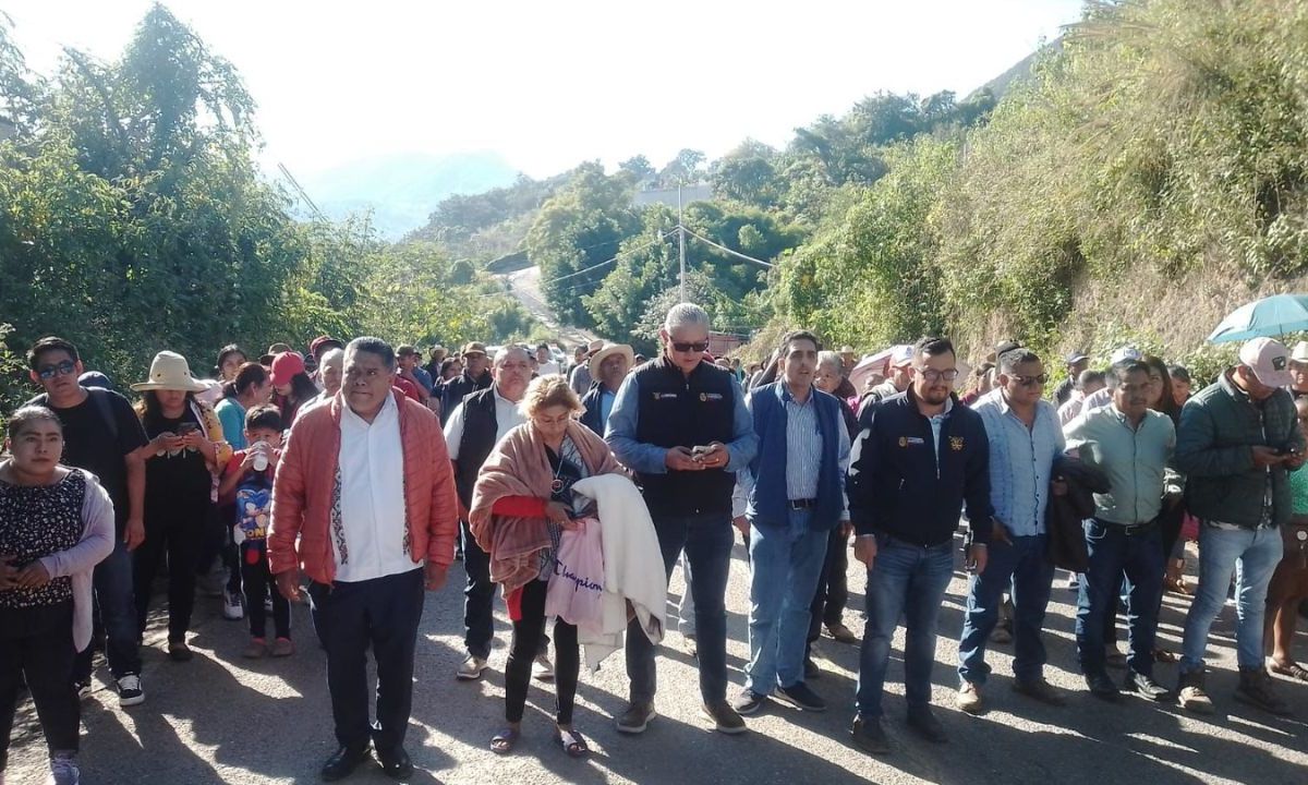 ESCUDO. Los funcionarios retenidos fueron puestos en la primera línea del bloqueo indefinido en Atlixtac.