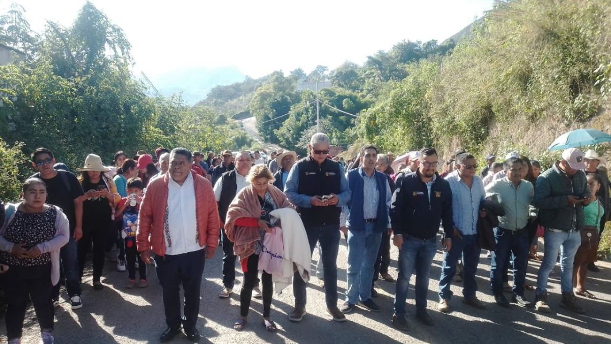 ESCUDO. Los funcionarios retenidos fueron puestos en la primera línea del bloqueo indefinido en Atlixtac.