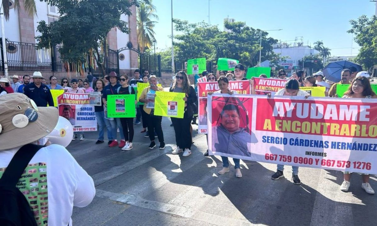 DEMANDA. Familia y compañeros de Sergio Cárdenas, el repartidor del peródico Debate desaparecido, marcharon ayer para pedir su localización.