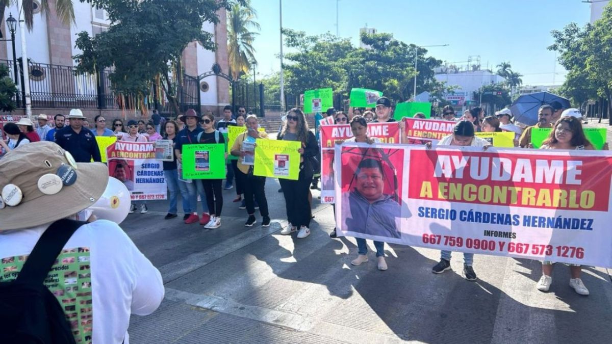 DEMANDA. Familia y compañeros de Sergio Cárdenas, el repartidor del peródico Debate desaparecido, marcharon ayer para pedir su localización.