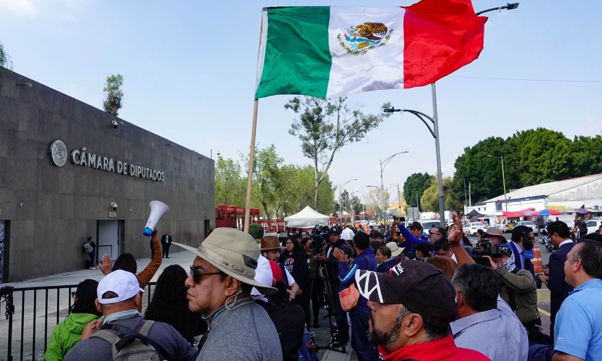 Protesta. Trabajadores del PJ se manifestaron en la Cámara de Diputados para defender sus derechos en la elaboración de leyes secundarias.