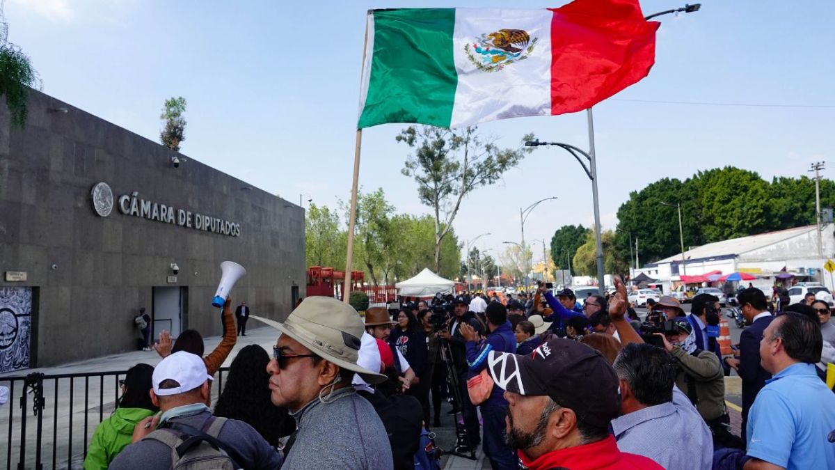 Protesta. Trabajadores del PJ se manifestaron en la Cámara de Diputados para defender sus derechos en la elaboración de leyes secundarias.